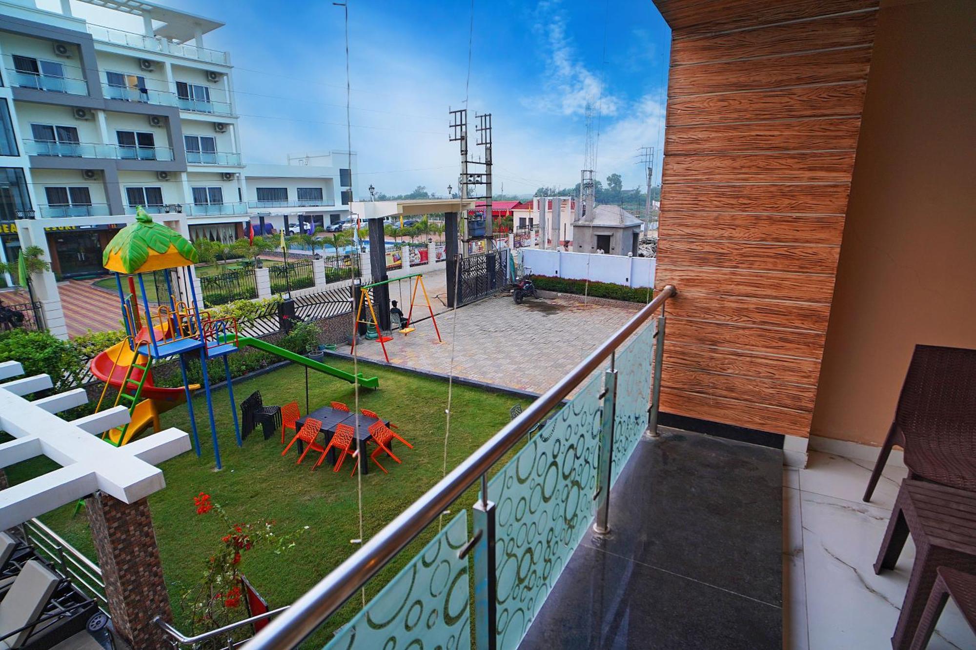 מנדרמוני Royal Palace Beach Resort Walking Distance 1 Minutes מראה חיצוני תמונה